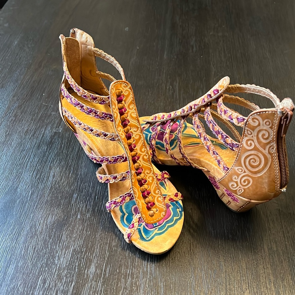 Elite Orchid  Strappy Shoes. Size 8